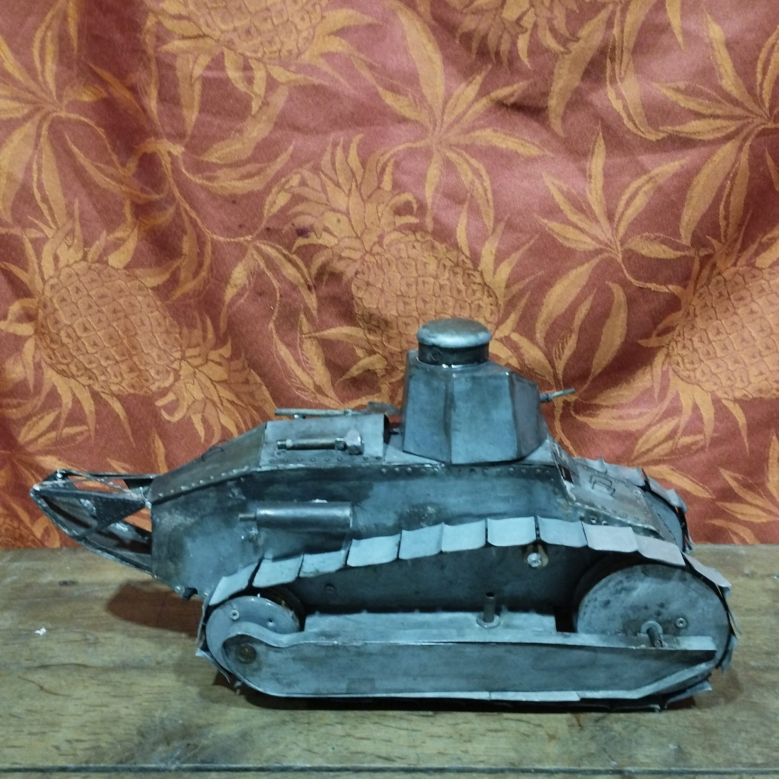Collection Militaria WW1 objet unique tout métal: maquette de Char Renault FT-17 motorisé