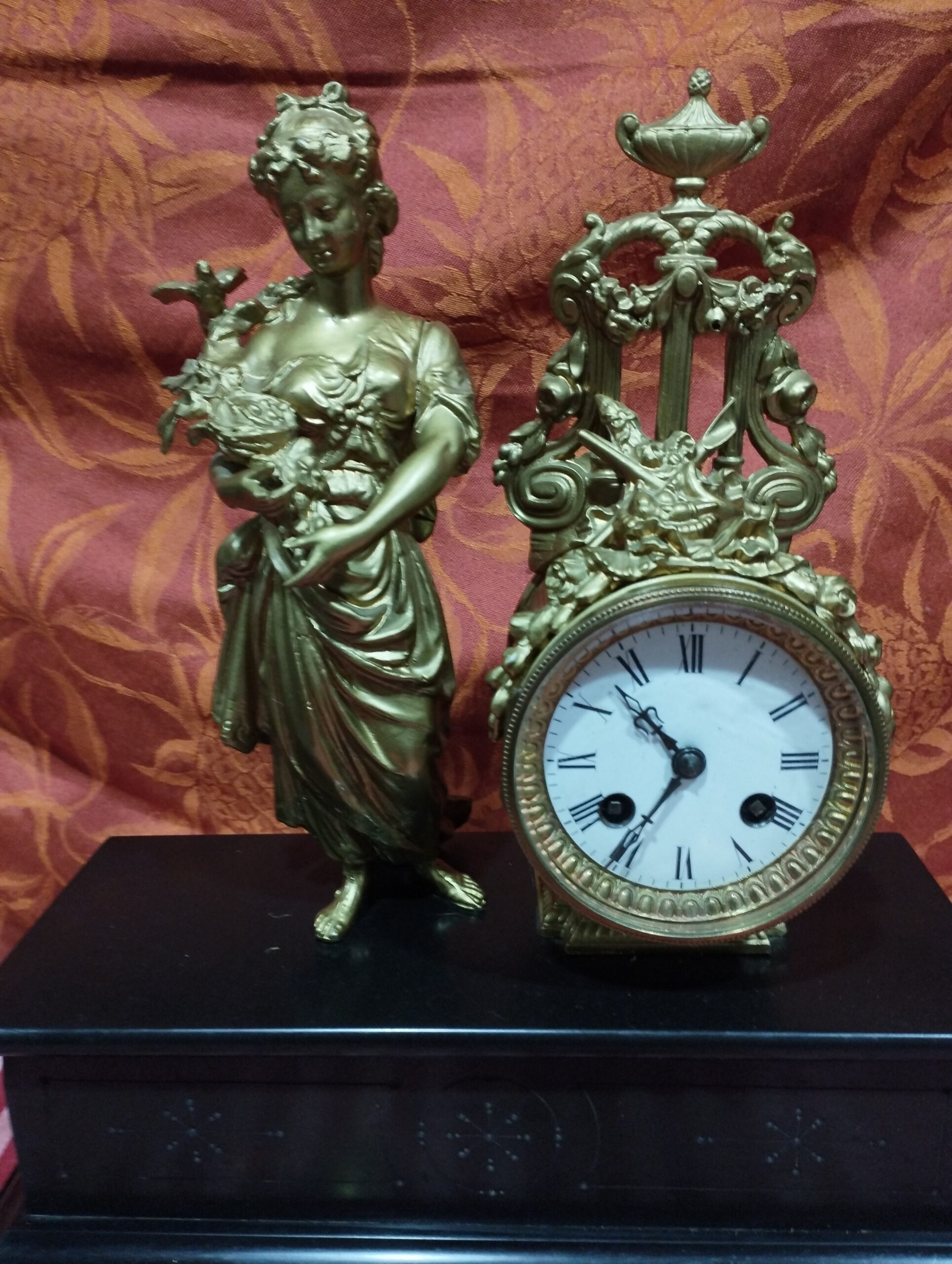 ancienne pendule en marbre noire - décor en régule doré+ balancier + clé - pieds pattes de lion décor doré : femme au bouquet avec oiseau – Image 3
