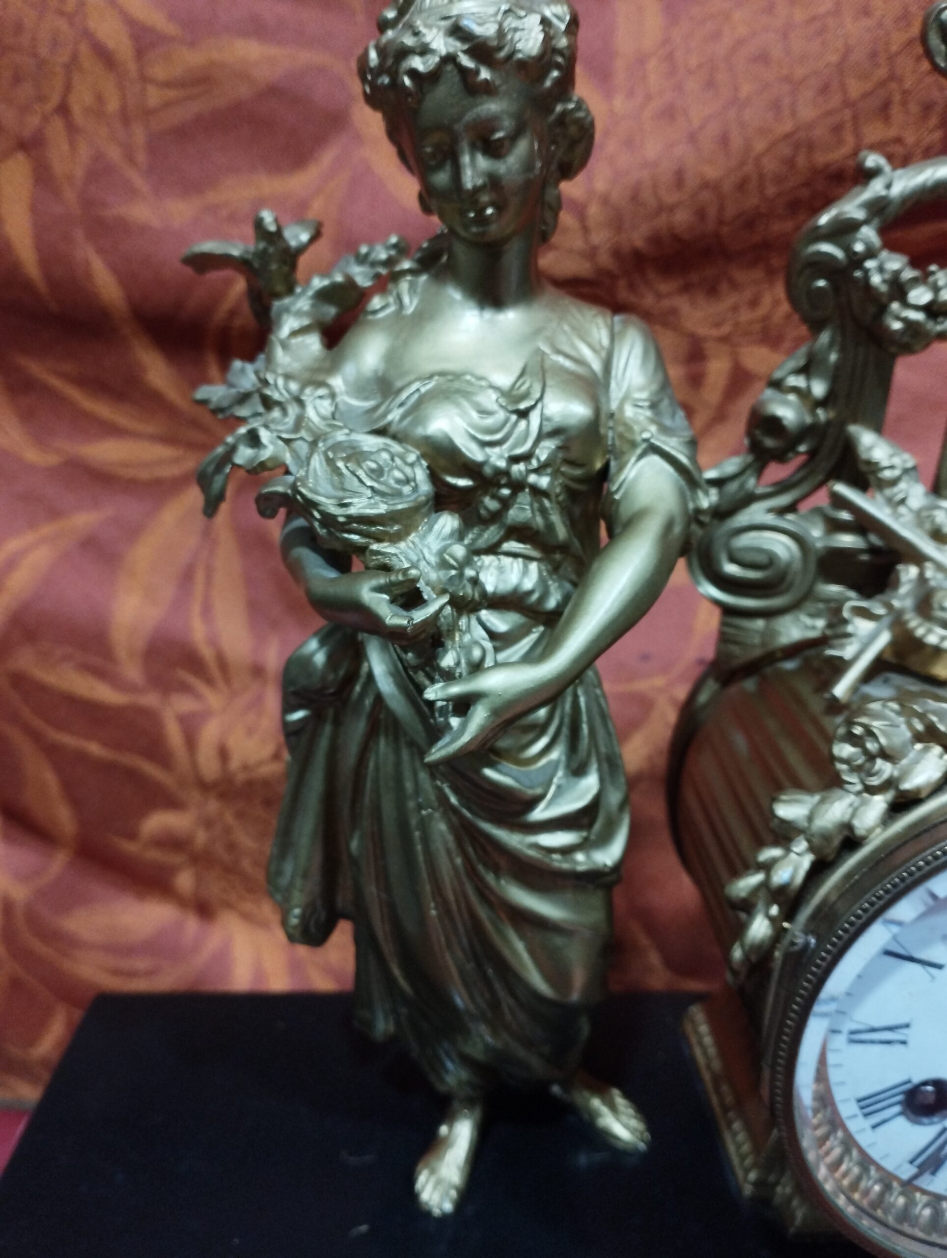 ancienne pendule en marbre noire - décor en régule doré+ balancier + clé - pieds pattes de lion décor doré : femme au bouquet avec oiseau – Image 4