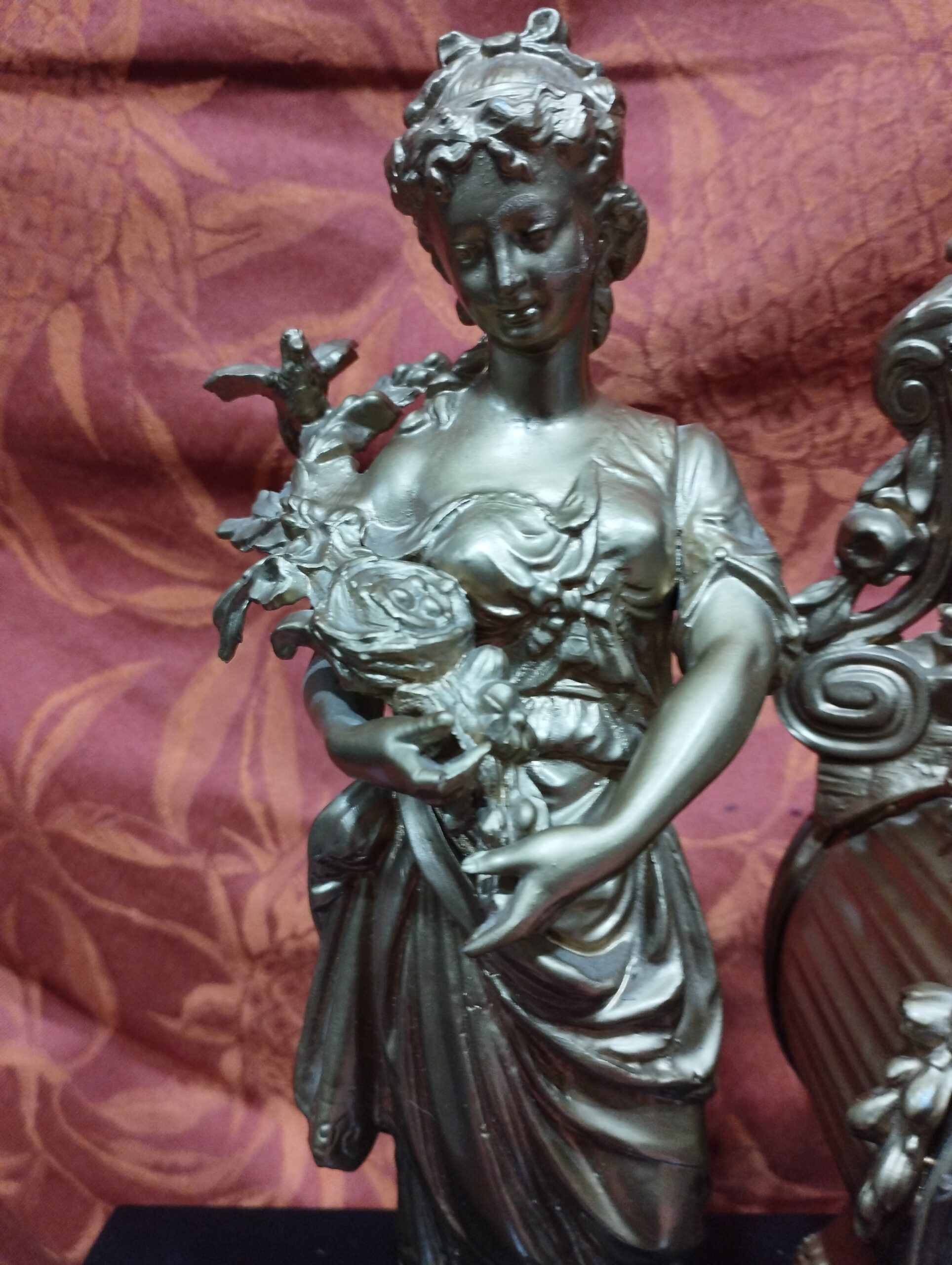 ancienne pendule en marbre noire - décor en régule doré+ balancier + clé - pieds pattes de lion décor doré : femme au bouquet avec oiseau – Image 5
