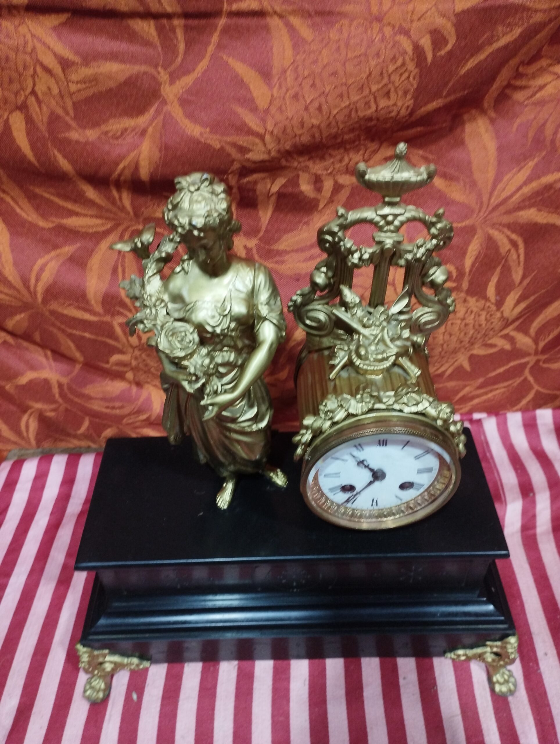 ancienne pendule en marbre noire - décor en régule doré+ balancier + clé - pieds pattes de lion décor doré : femme au bouquet avec oiseau – Image 6