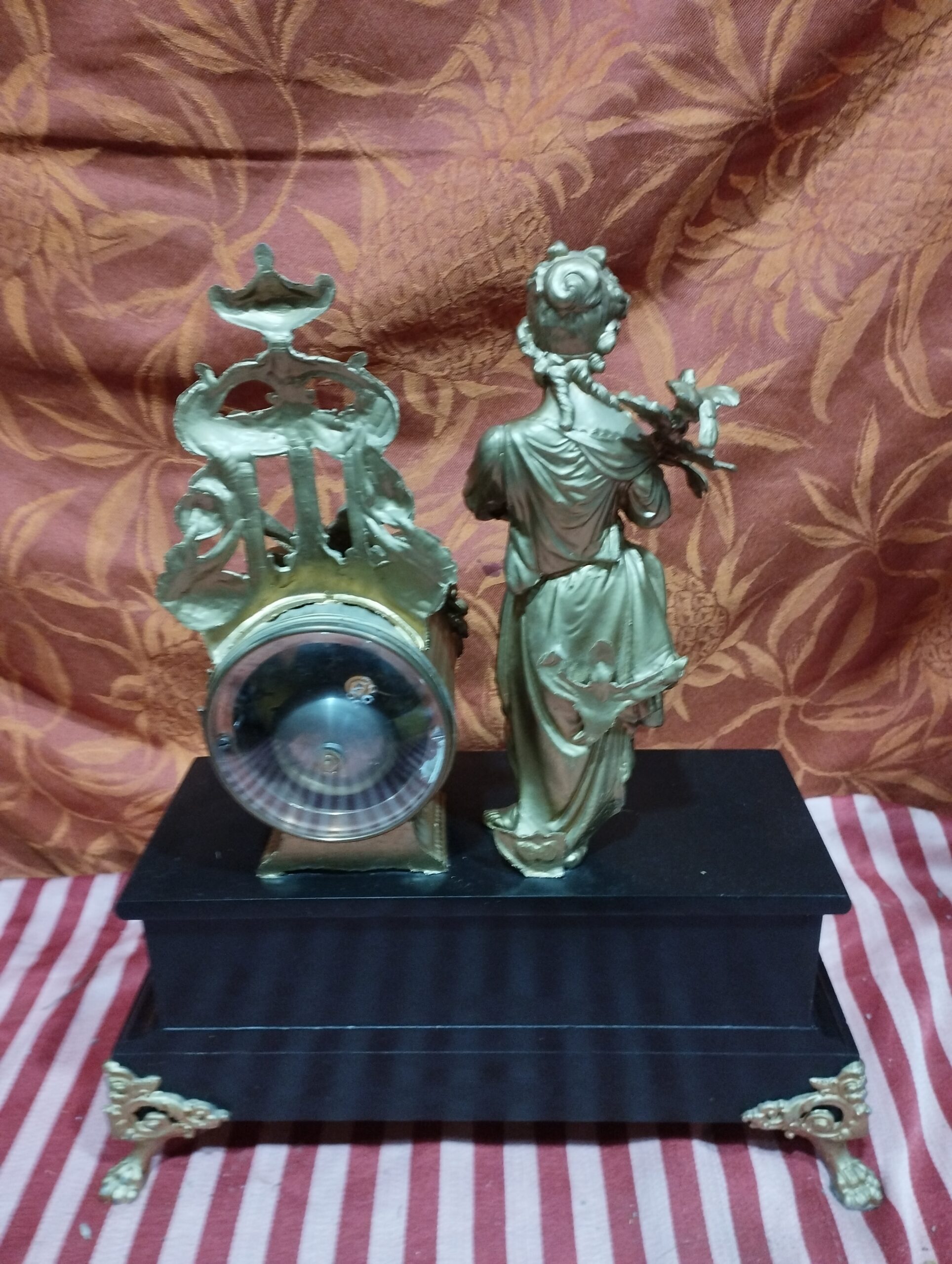 ancienne pendule en marbre noire - décor en régule doré+ balancier + clé - pieds pattes de lion décor doré : femme au bouquet avec oiseau – Image 9