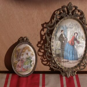 2 anciens petits tableaux ovales sur soie   cadre en laiton doré