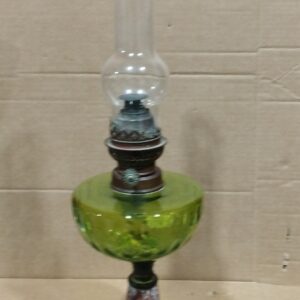 ancienne lampe à pétrole en verre et pied en bronze   avec son verre et sa mèche