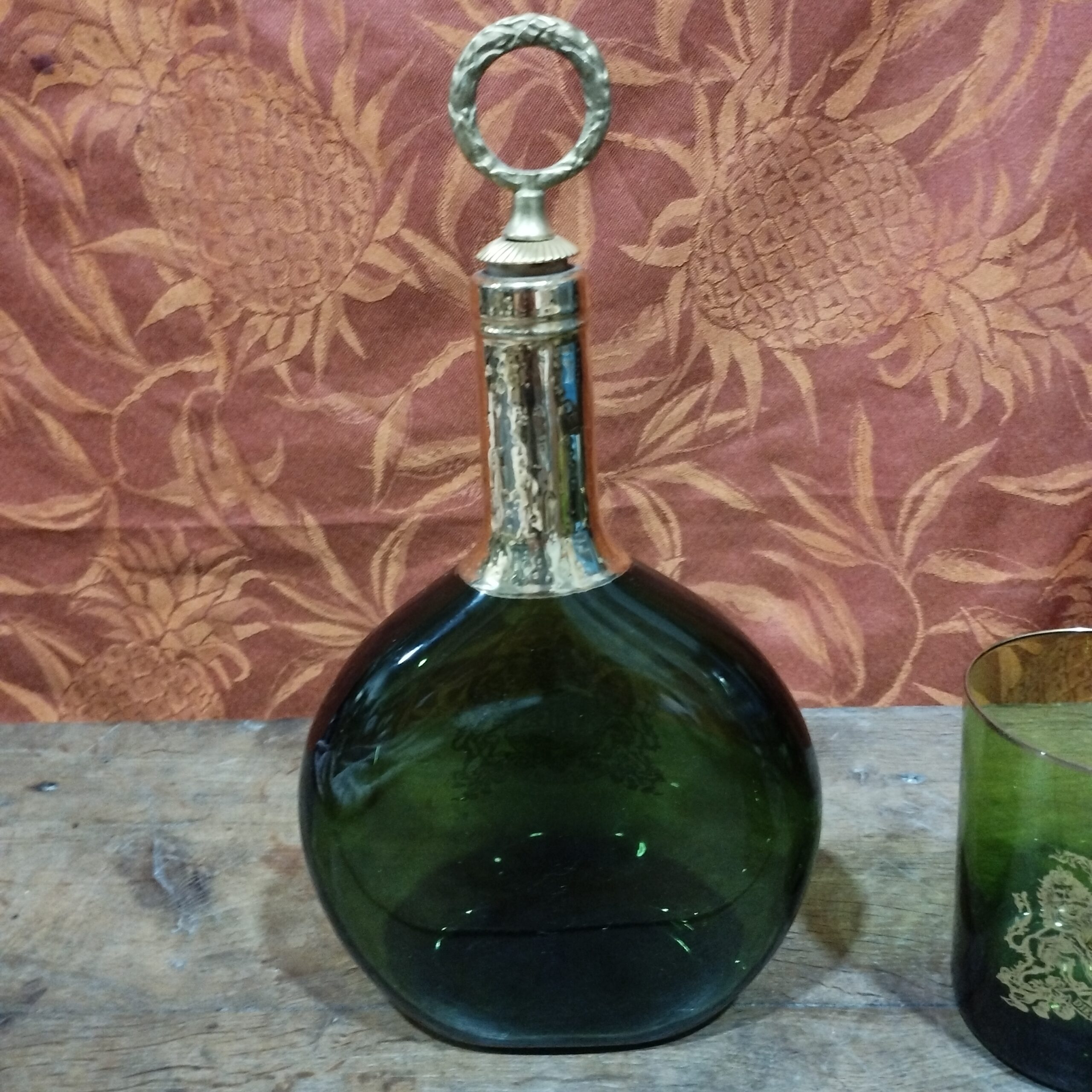 ensemble anglais service à whisky en verre vert et dorure avec blason et devise : Honi soit mal y pense dieu est mon droit (devise britannique) – Image 8
