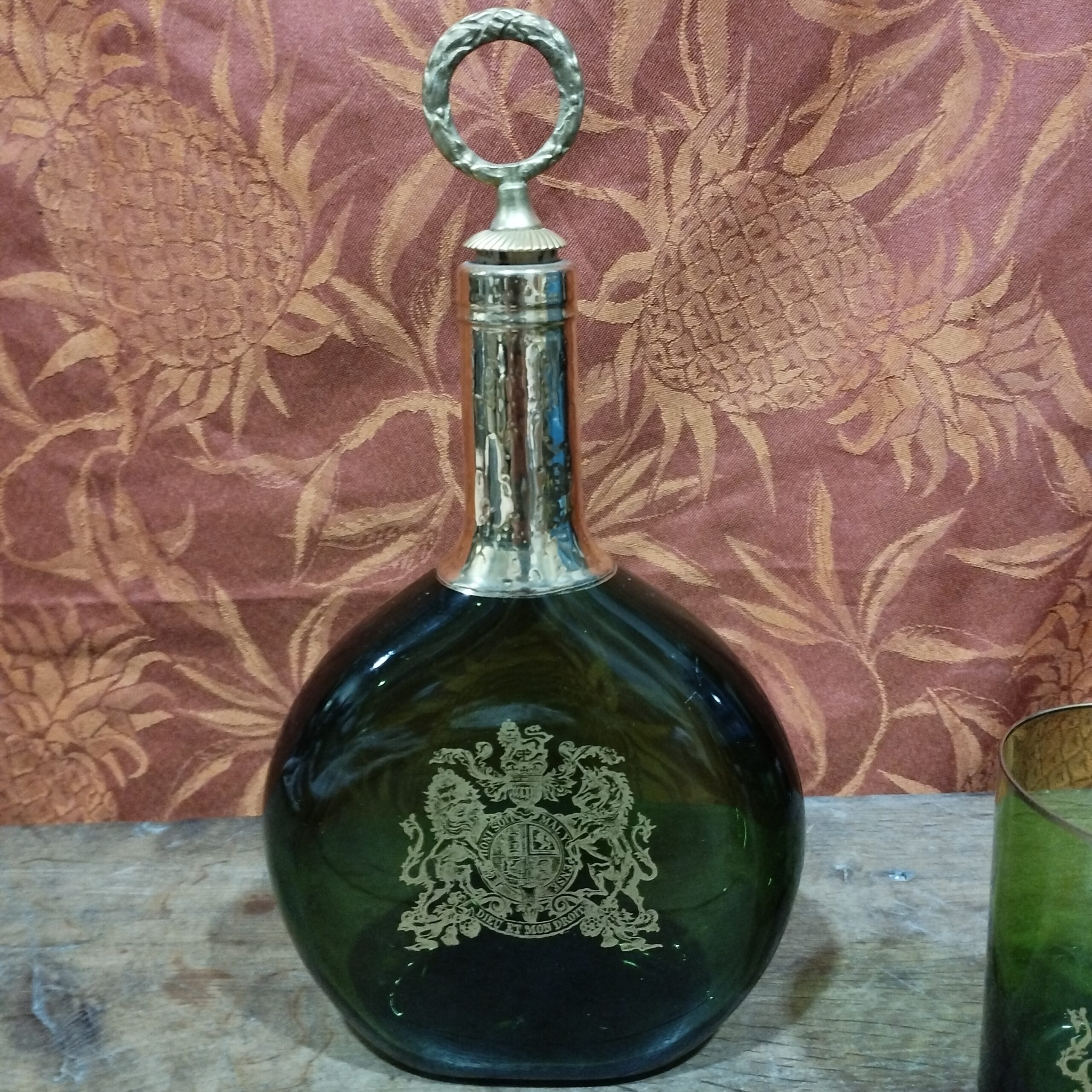 ensemble anglais service à whisky en verre vert et dorure avec blason et devise : Honi soit mal y pense dieu est mon droit (devise britannique) – Image 7