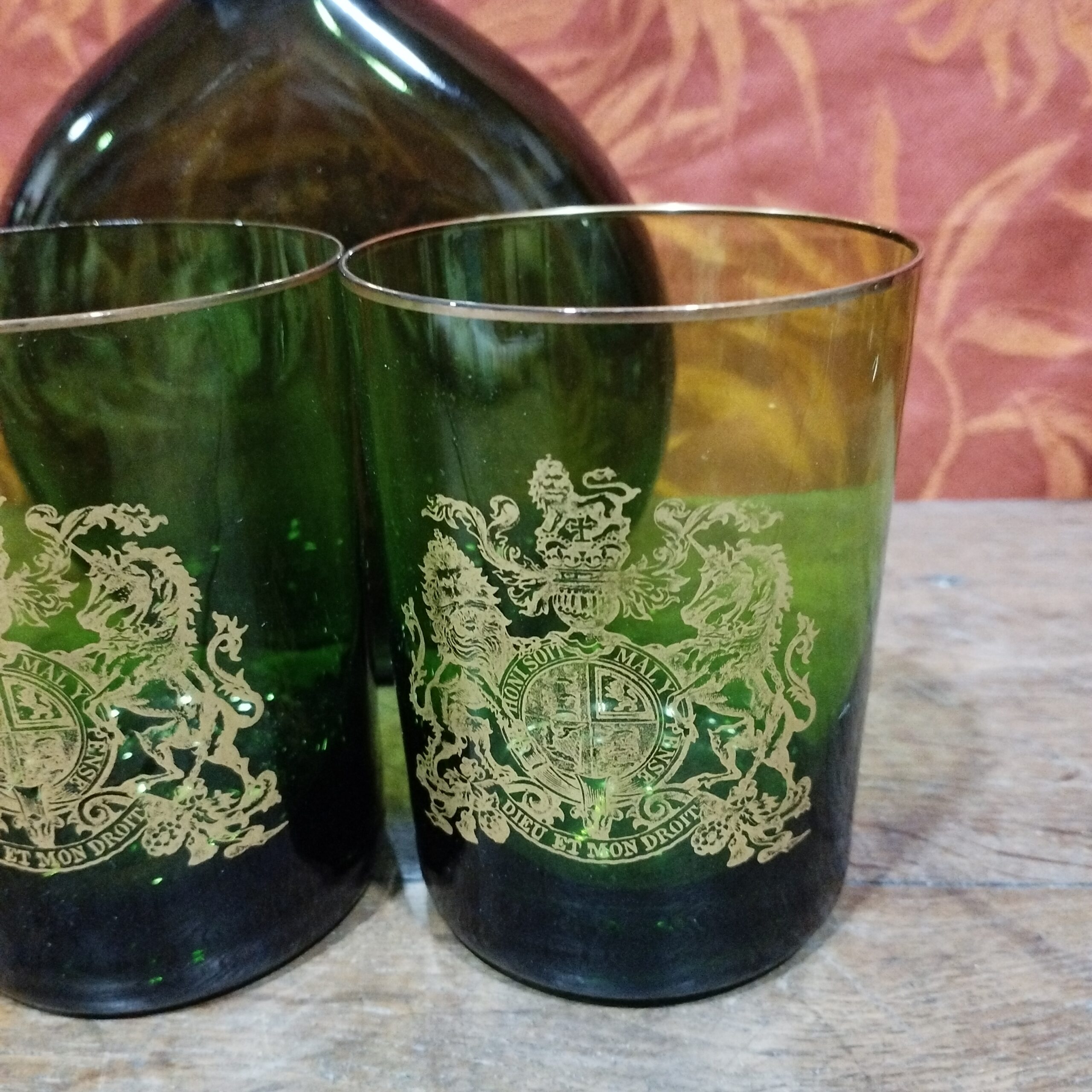 ensemble anglais service à whisky en verre vert et dorure avec blason et devise : Honi soit mal y pense dieu est mon droit (devise britannique) – Image 6