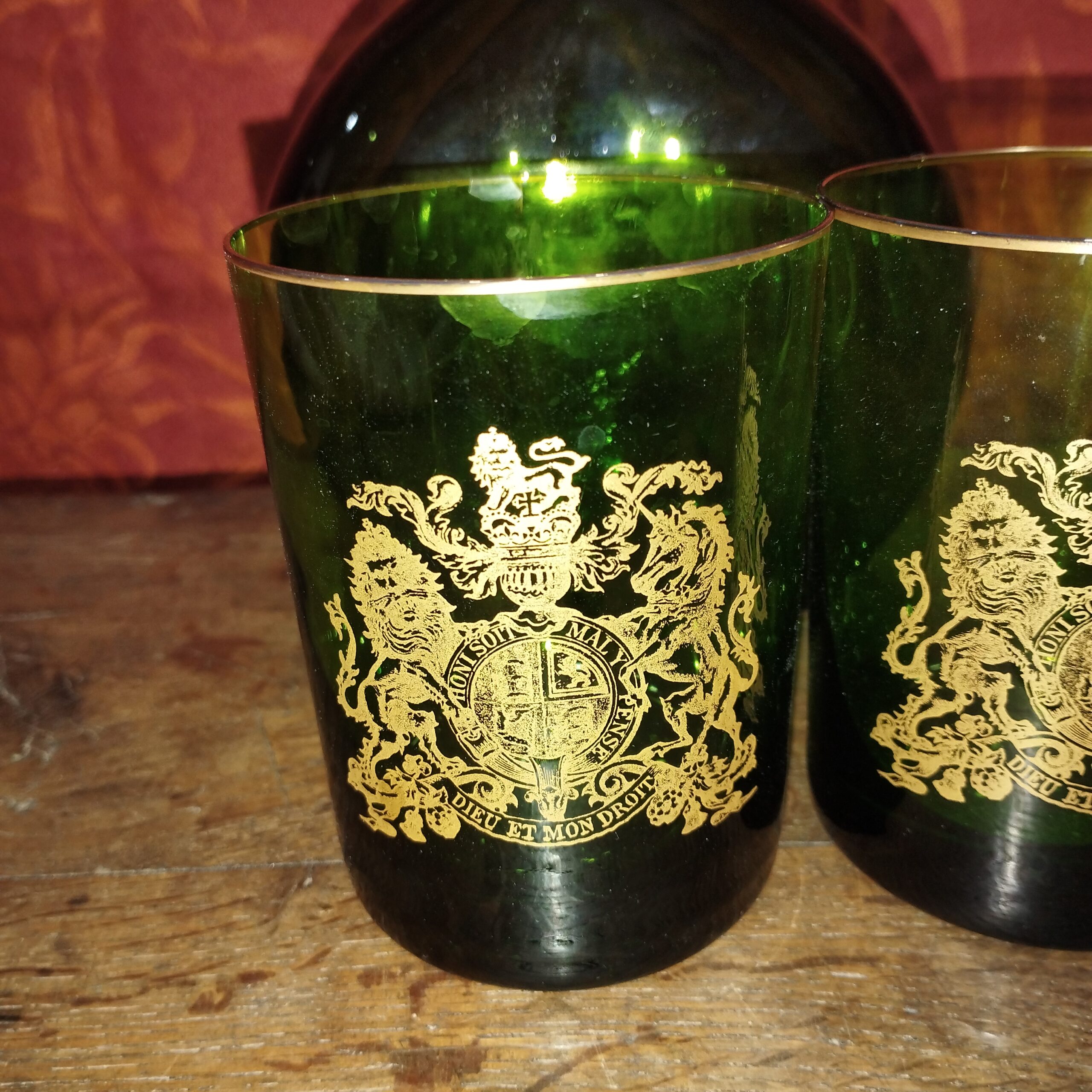 ensemble anglais service à whisky en verre vert et dorure avec blason et devise : Honi soit mal y pense dieu est mon droit (devise britannique) – Image 5