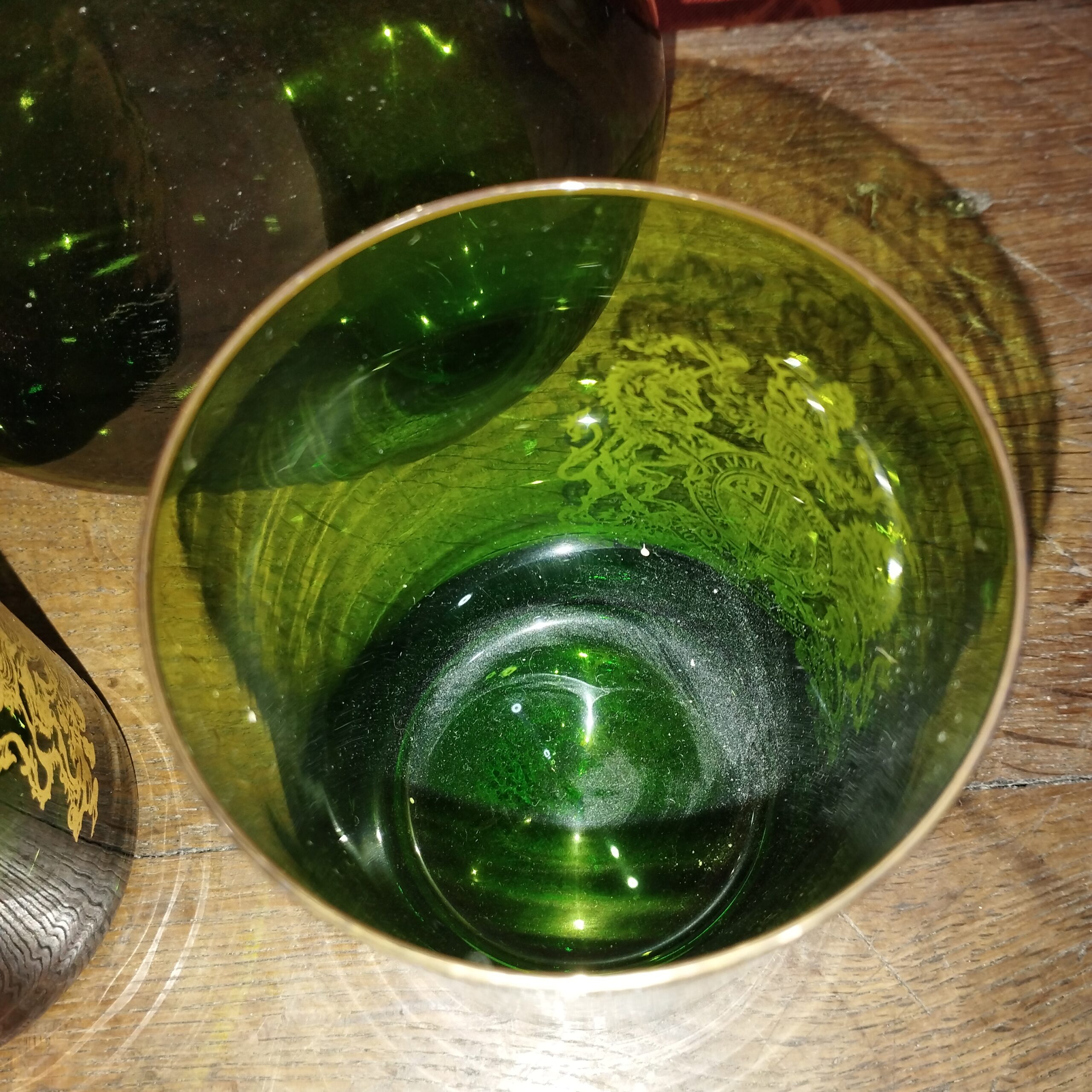 ensemble anglais service à whisky en verre vert et dorure avec blason et devise : Honi soit mal y pense dieu est mon droit (devise britannique) – Image 4