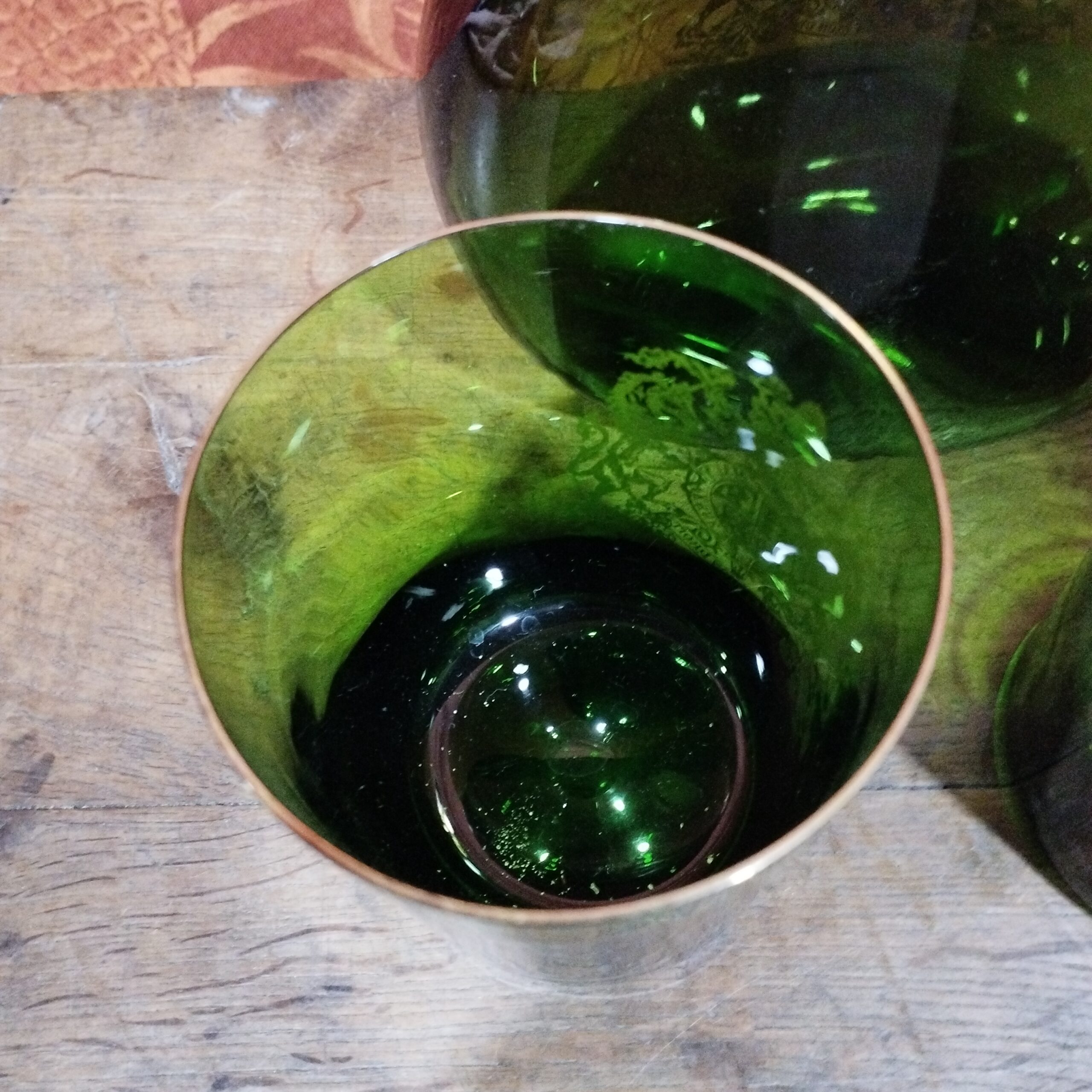 ensemble anglais service à whisky en verre vert et dorure avec blason et devise : Honi soit mal y pense dieu est mon droit (devise britannique) – Image 3