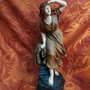 ancienne statue en plâtre avec poinçon - femme de pêcheur