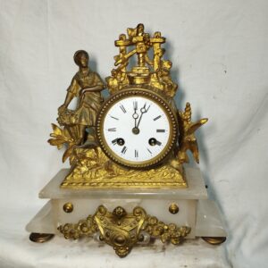ancienne pendule du 19ème siècle en marbre et régule doré   décor champêtre : jeune femme aux fleurs